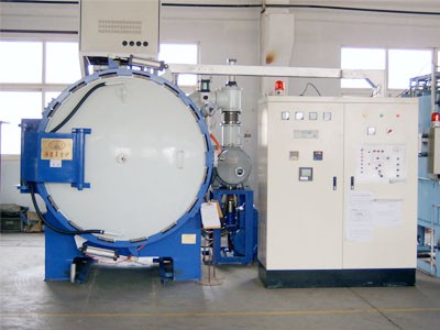 Vacuum heat treatment furnace